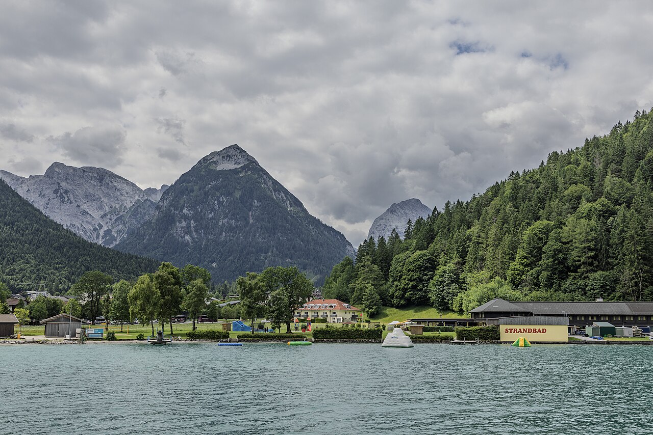 De oever van Pertisau aan de Achensee, met het Karwendel op de achtergrond
